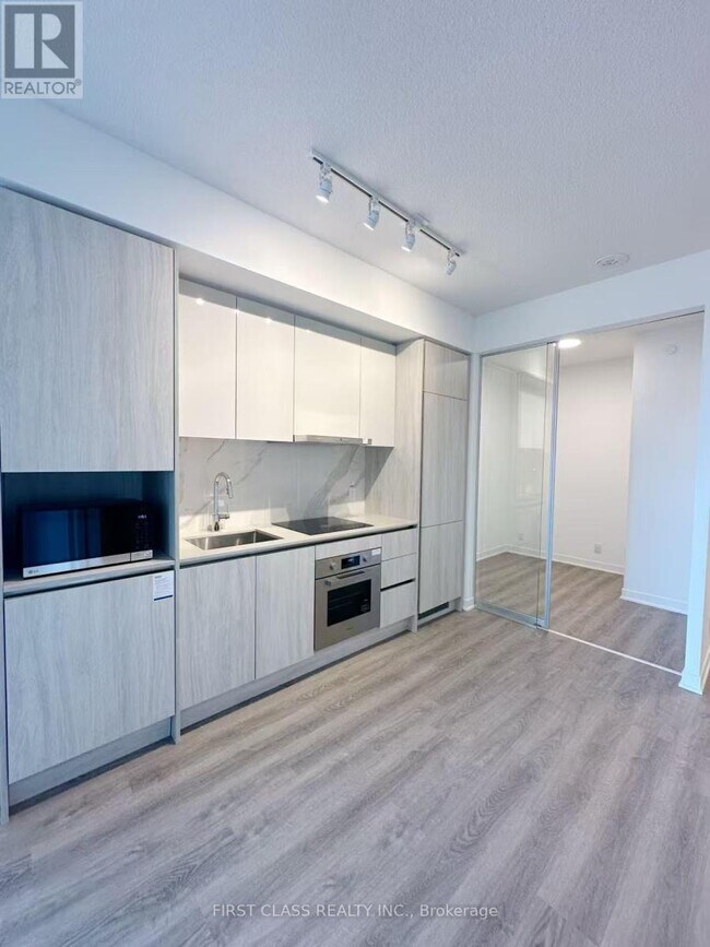 Building Photo - 180 Front St E