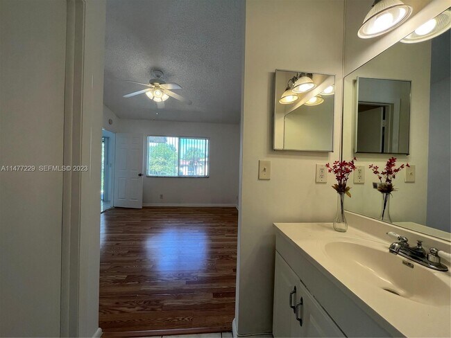 Foto del edificio - 11584 NW 44th St