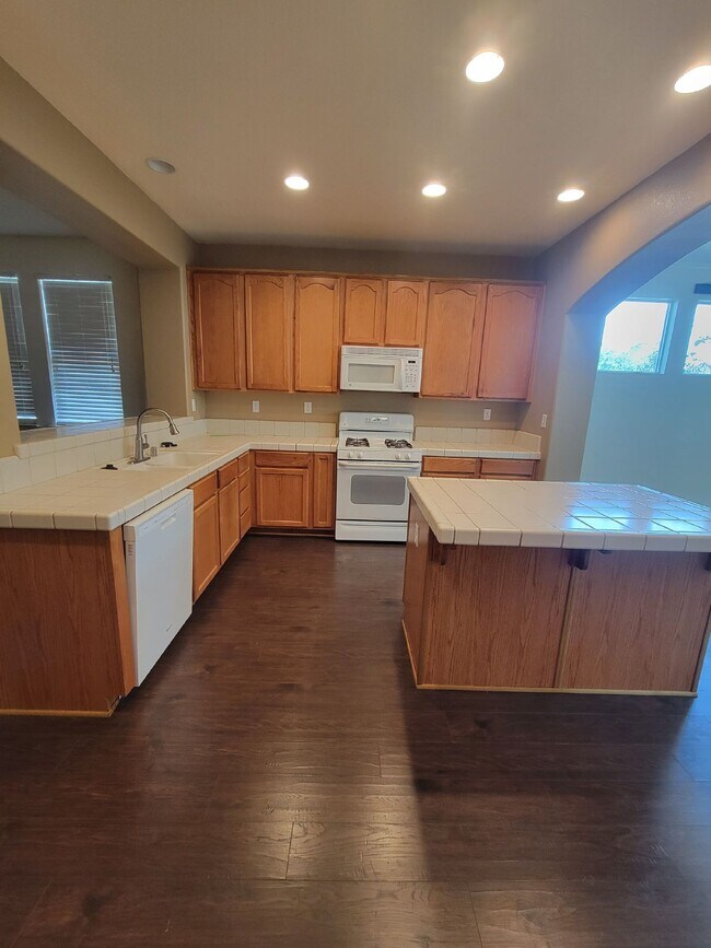 Foto del edificio - Spacious 4-Bedroom Home in Merced, CA with...