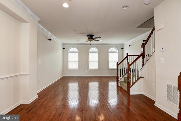 Foto del edificio - 23134 Dunlop Heights Terrace