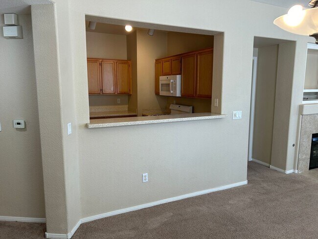Foto del edificio - Rare & hard to find 2 BED & 2 BATH with ATTACHED GARAGE.