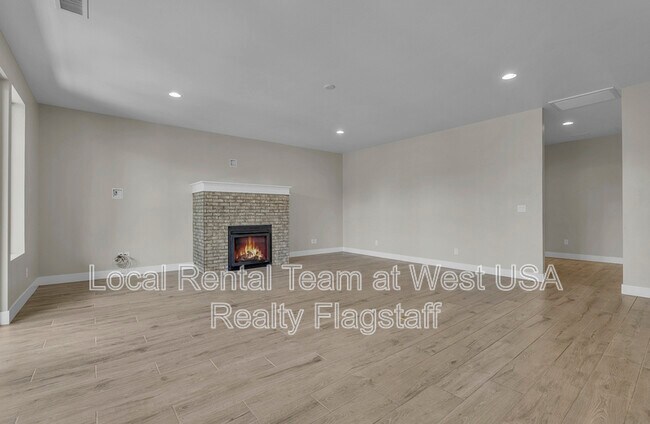 Foto del edificio - 781 N Forest View Dr