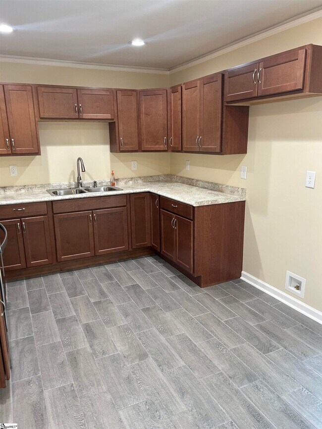 Foto del edificio - 404 Prosperity Ave