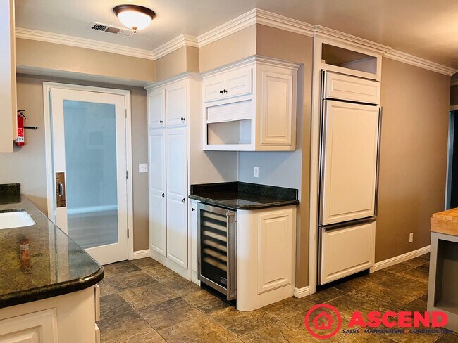 Building Photo - Darling Home Near Bakersfield College!