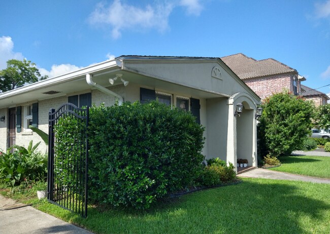 Building Photo - 412 Live Oak St