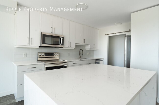 Photo du bâtiment - Modern 2 Beds, 2 Baths Apartment/Condo | No Pets Allowed