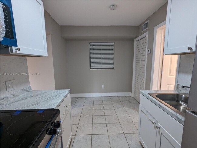 Foto del edificio - 987 NE 131st St