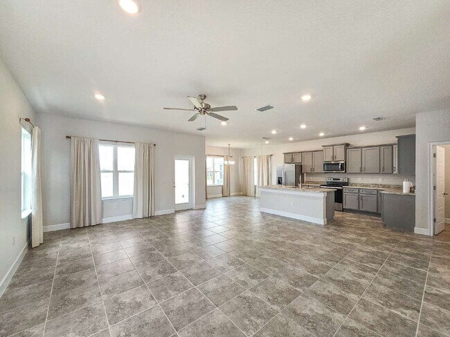 Building Photo - Palm Bay Paradise