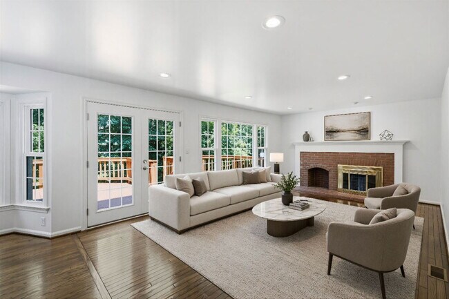 Foto del edificio - Spacious 5-Bedroom Colonial with Walk-Out Basement in Sought-After Stonebridge