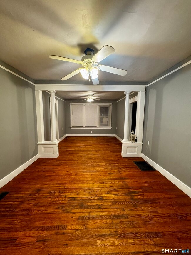 Building Photo - 10-12-12 Bank St