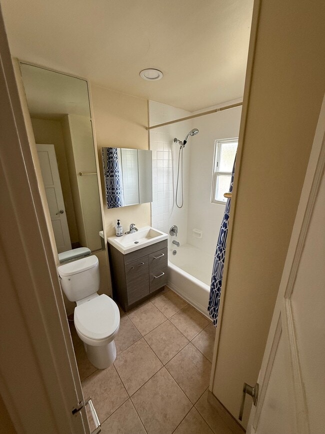 Foto del edificio - 1721 N Glenoaks Blvd