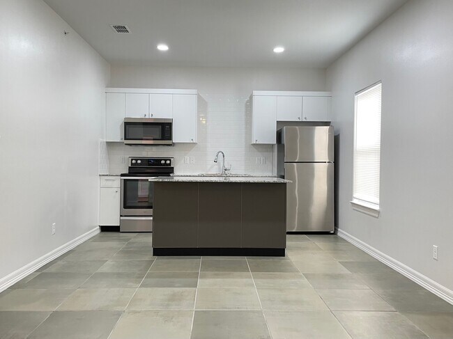Kitchen - 901 E Redbud Ave
