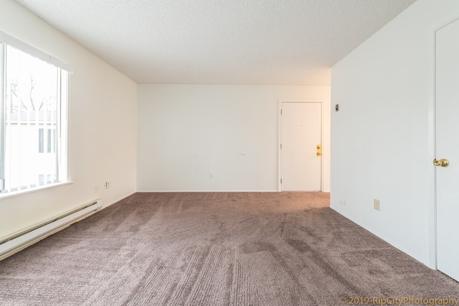 Building Photo - 9512 Oswego N Ave