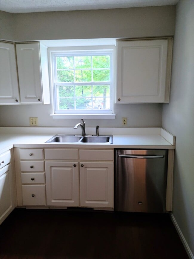 Building Photo - Spacious 3 Bedroom Townhome in Oldfarm.