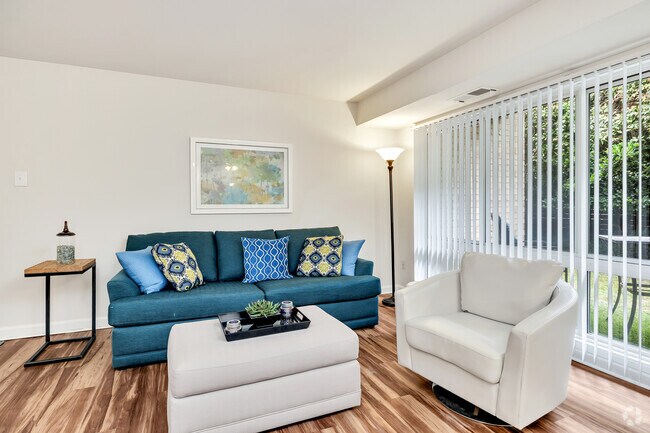 2 habitaciones, 1 baño - 881 pies cuadrados - Arce - Sala de estar - North Shore Gardens