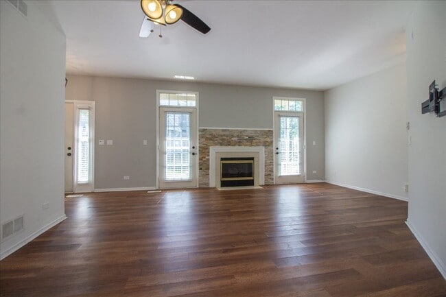 Foto del edificio - 1216 Tennyson Ln