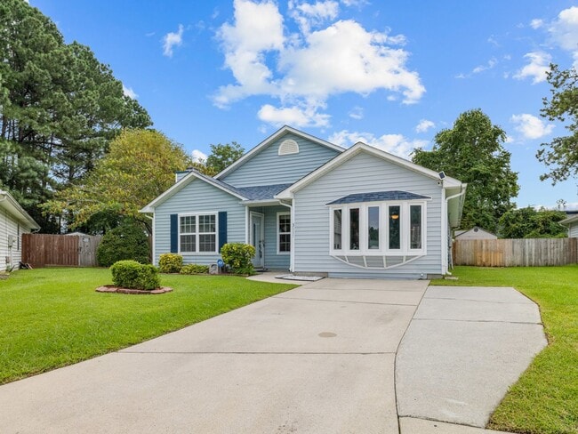 Foto del edificio - Beautiful 4 Bedroom Home with Bonus Room and Fenced Yard