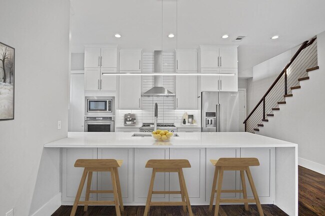 Building Photo - Modern Oak Lawn townhome with fenced yard ...