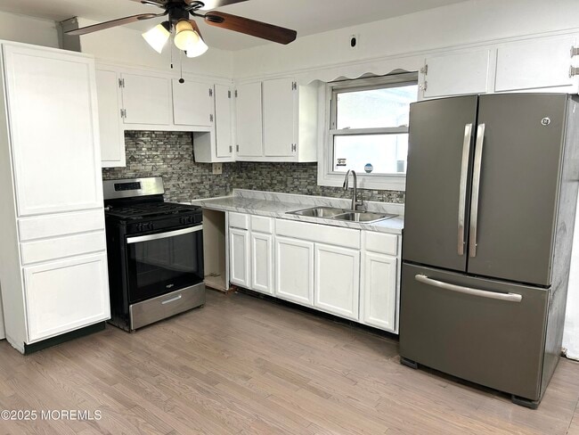 Building Photo - 1510 7th Ave