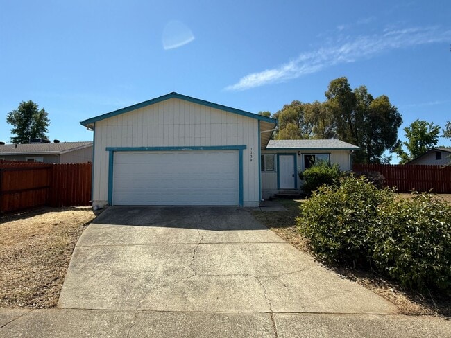 Building Photo - 3 bedroom, 2 bathroom home located in the ...