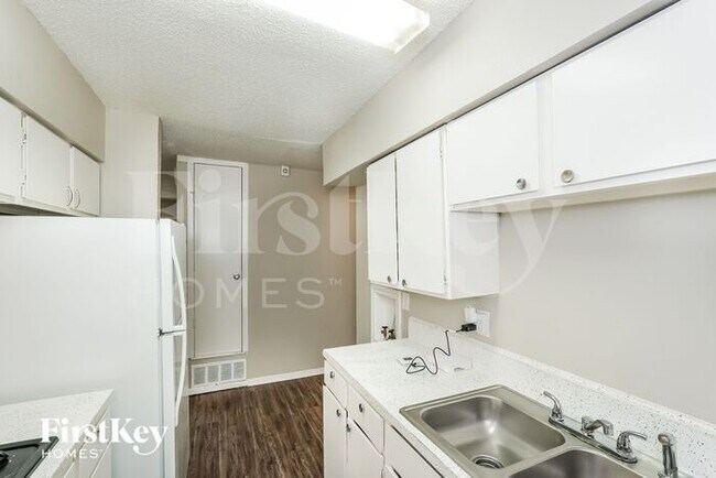 Foto del edificio - 3747 Happy Canyon Dr