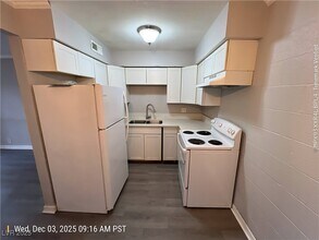 Building Photo - 555 S Royal Crest Cir