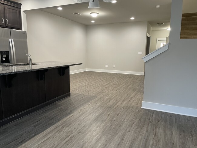 Building Photo - 377 Hague Dr