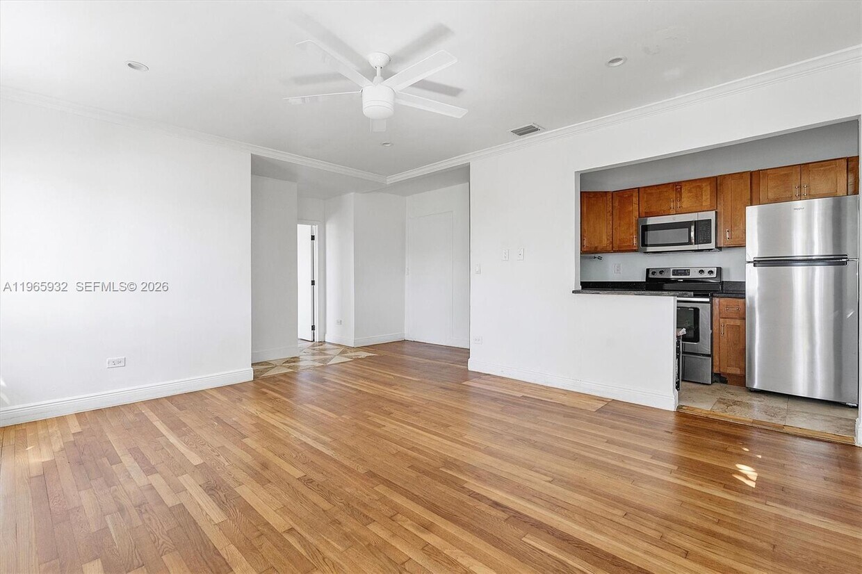 Foto del edificio - 8200 Byron Ave