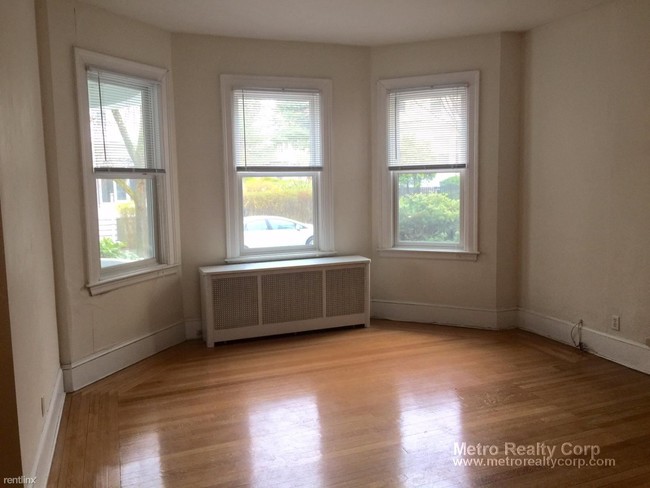 Building Photo - 122 Thorndike St