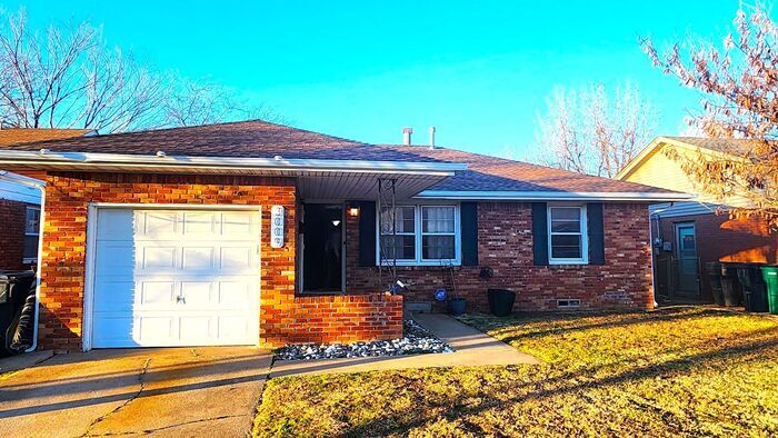Foto principal - 3 Bed 1 Bath 1 Car in Biltmore Estates Add...