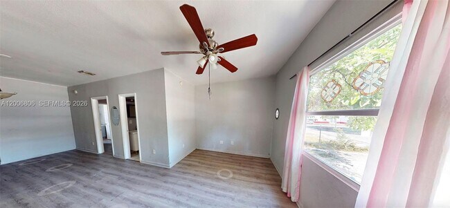 Foto del edificio - 236 NE 57th St