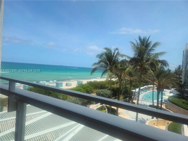 Foto del edificio - 6801 Collins Ave