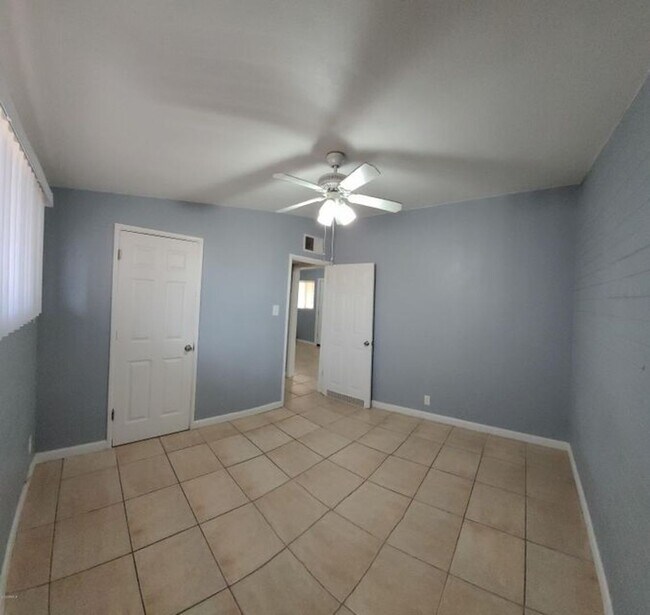 Building Photo - 2 BEDROOM 1 BATH SINGLE LEVEL WITH PRIVATE...