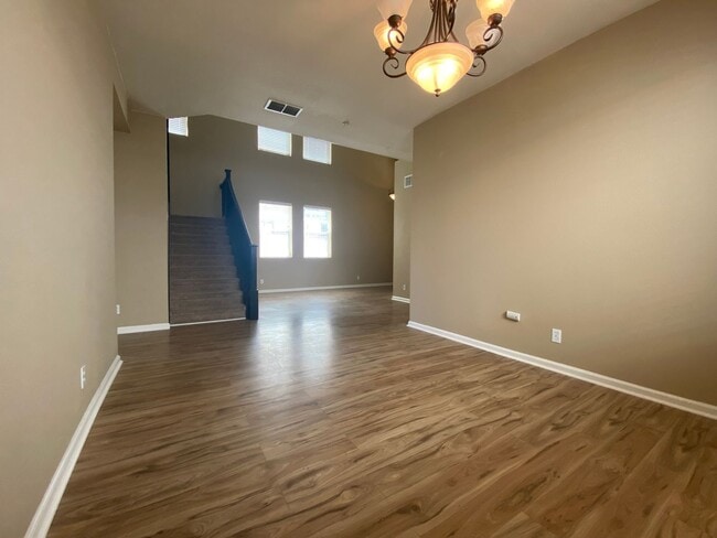 Building Photo - 4 Bedroom 3 Bath Lovely Home