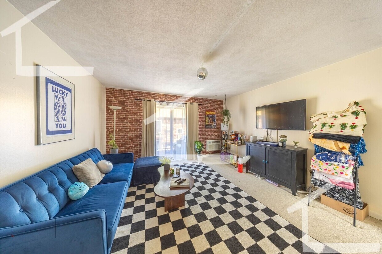 Foto principal - AWESOME 2 BED IN CHESTNUT HILL!!!!!