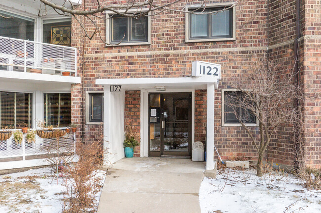 Entrada - Lunt-Lake Apartments