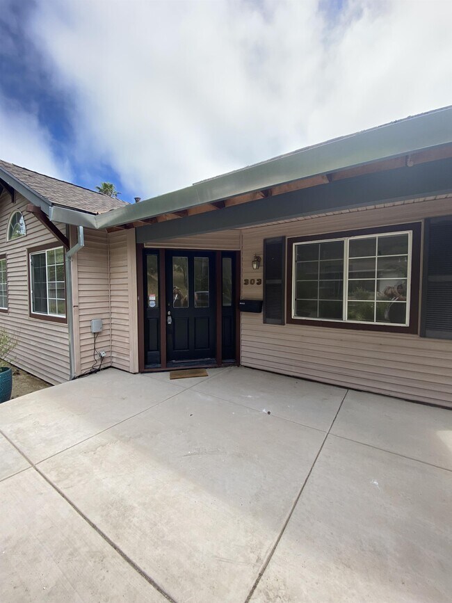 Building Photo - 303 Bell Ln