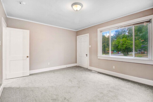Foto del edificio - Available Now! 3 BR | 1.5 BA w/ Bonus Area just Minutes from Seymour Johnson!!