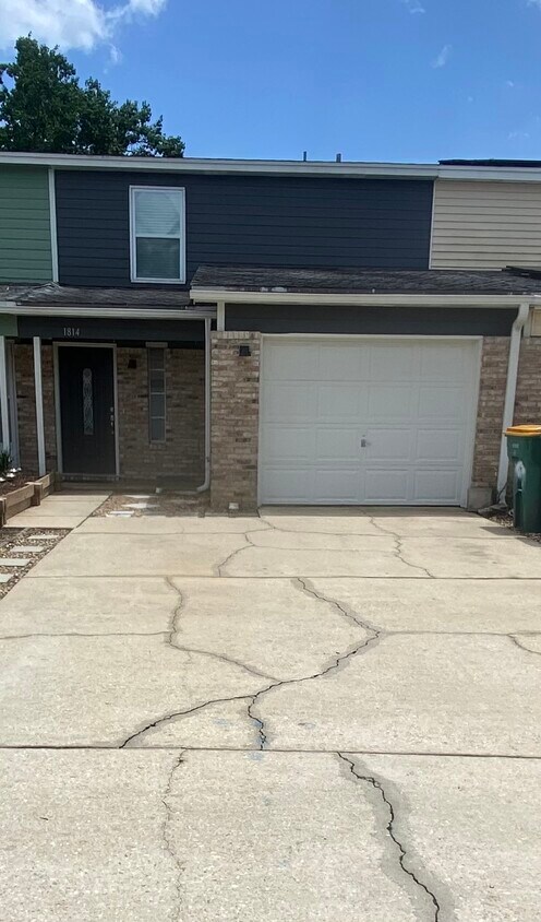 Foto principal - 1814 Whispering Oaks Ln
