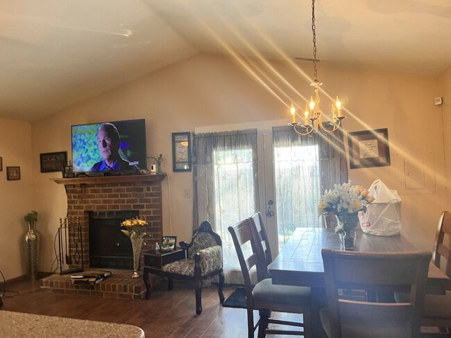 Building Photo - Cozy Townhouse
