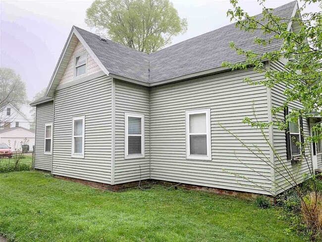 Building Photo - 812 W University Ave