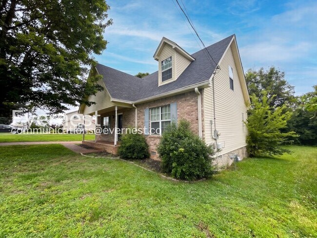 Building Photo - 3 Bed/2 Bath Home with Off-Street Parking / Pet-Friendly / Available Now!