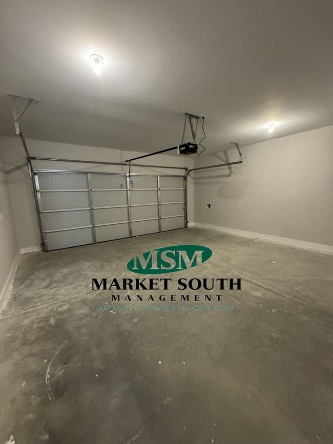 Foto del edificio - NEW CONSTRUCTION WITH PRIVACY FENCED YARD