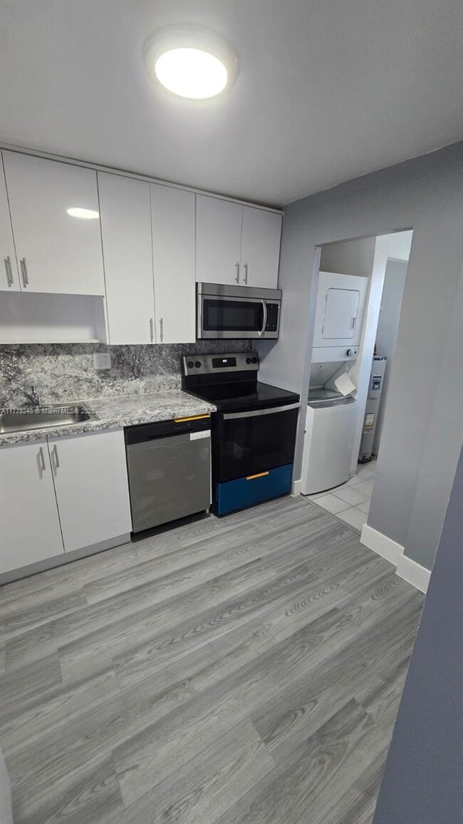 Building Photo - 7960 Colony Cir N