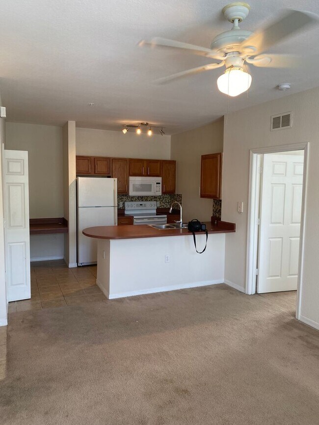 Foto del edificio - Spacious 1 Bedroom Near Valencia and 408