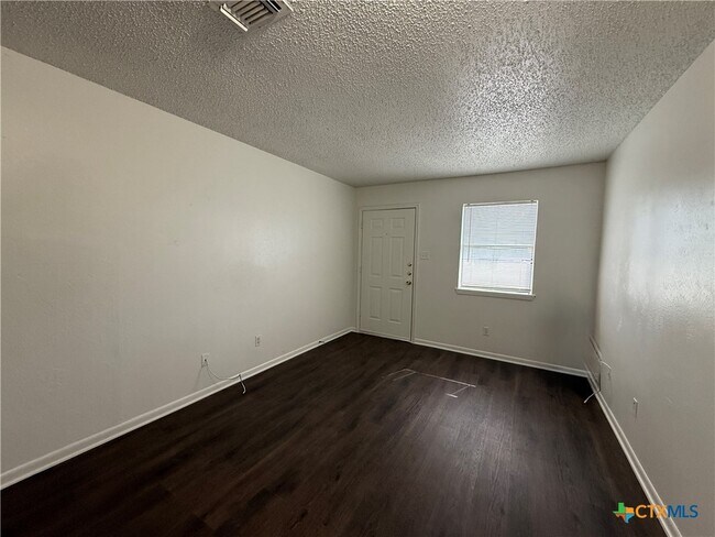 Foto del edificio - 909 Dryden Ave