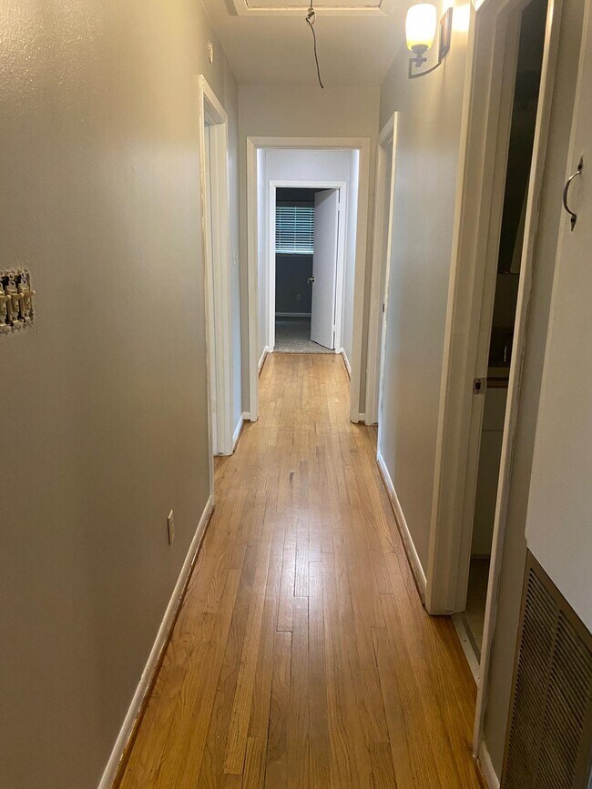 Building Photo - 225 Hill St