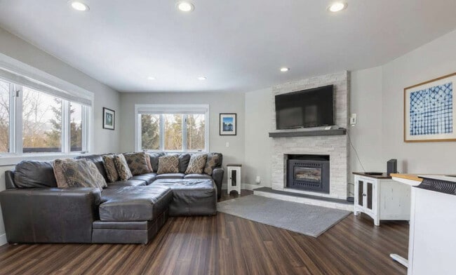 Building Photo - 290 Broken Lance Dr