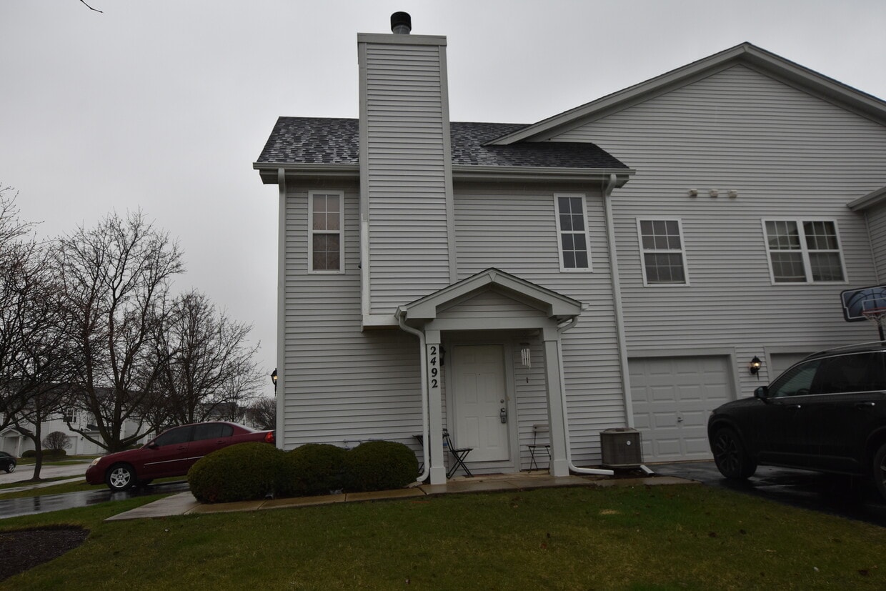 2492 Dickens Dr Unit 2492, Aurora, IL 60503 Condo for Rent in Aurora