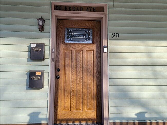 Foto del edificio - 90 Broad Ave